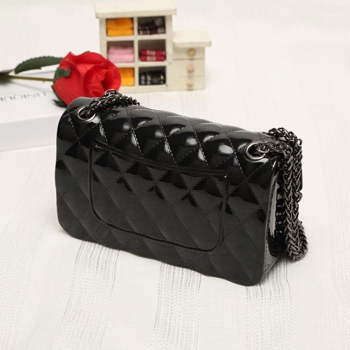 Embossed Chain Stripe Geometric Pattern Magnet Lock Shoulder Bag - Black image