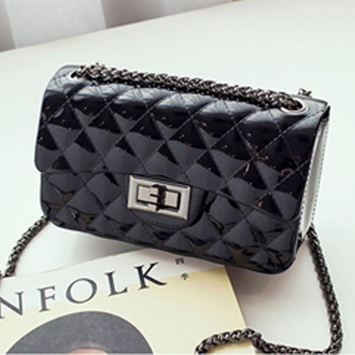 Embossed Chain Stripe Geometric Pattern Magnet Lock Shoulder Bag - Black image
