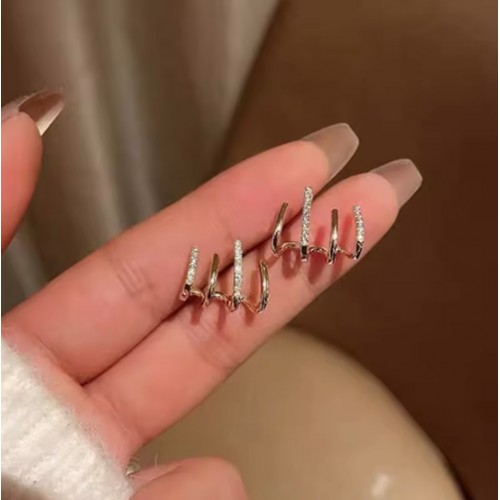  Glamorous Gold Claw-Shaped Stud Earrings with Rhinestones image