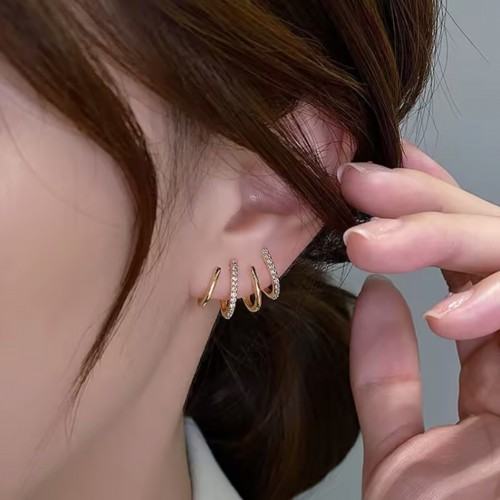  Glamorous Gold Claw-Shaped Stud Earrings with Rhinestones image