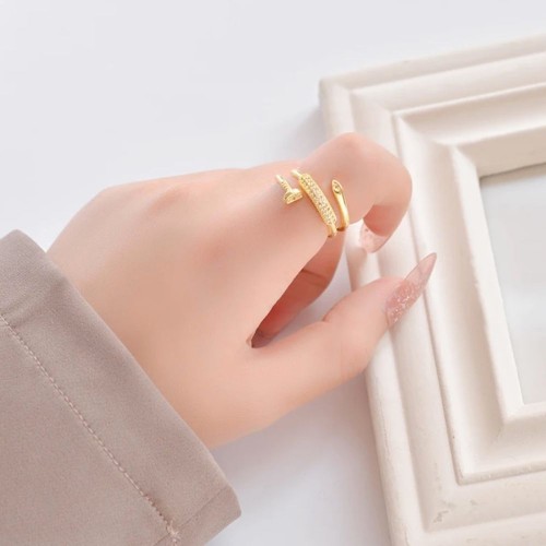 14K Gold Luxurious Screw Ring for Women image