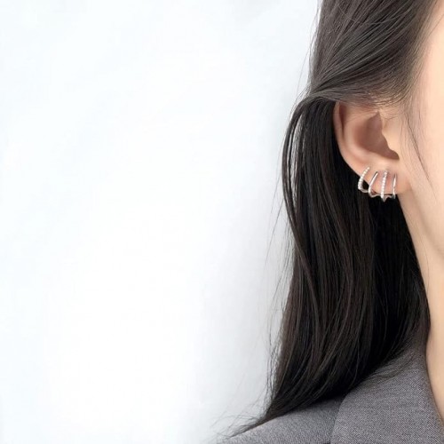  Glamorous Silver Claw-Shaped Stud Earrings With Rhinestones image